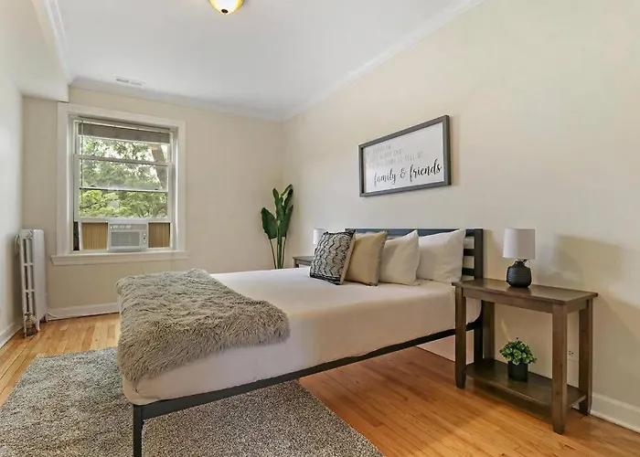 2br Alluring With Laundry - Cullom D3 *