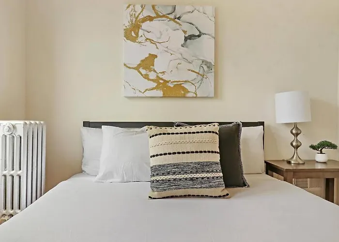 2br Alluring With Laundry - Cullom D3 Apartment